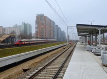 Warszawa Główna, powstaje nowy peron, obok nowy tor, w tle budowane schody nowej kładki nad torami, fot. PLK 03.03.2021