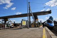 Widok na budowaną kładkę nad peronem nr 5 i nad pociągiem Pendolino fot. Martyn Janduła