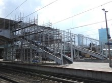 Konstrukcja stalowa kładki ze schodami na perony Warszawy Gdańskiej, fot. Martyn Janduła