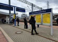 Stacja Warszawa Gdańska, osoby czekają na pociąg, rozkład jazdy, w tle widać nową kładkę, Autor: Karol Jakubowski