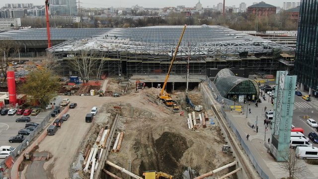 Warszawa Zachodnia - widok z góry na stację, wiatę nad peronami, dworzec i parking fot. Paweł Mieszkowski PLK SA