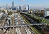 Widok z góry na budowaną kładkę na Warszawie Głównej. Dwa perony. Pociąg na linii średnicowej, fot. Artur Lewandowski