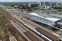 Widok na stację, Pendolino przy peronie, obok kontrukcja zadaszenia fot. Artur Lewandowski