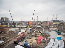 Widok na plac budowy na stacji Warszawa Zachodnia, pracownicy wykorzystują maszyny, fot. PLK