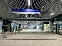 Przejście podziemne na stacji Warszawa Zachodnia, widać wejścia na perony i tablice informacyjne, fot. Anna Znajewska-Pawluk