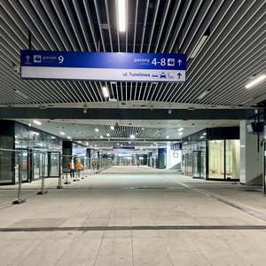 Przejście podziemne na stacji Warszawa Zachodnia, widać wejścia na perony i tablice informacyjne, fot. Anna Znajewska-Pawluk