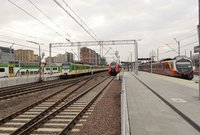 Rzut na dwa perony na stacji Warszawa Główna z czterema pociągami, fot. Martyn Janduła