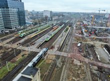 Widok z góry na stację Warszawa Zachodnia. Widoczne perony i pociągi