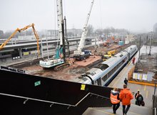 Pendolino przy peronie. Mobilni informatorzy. Maszyny pracujące obok pociągu_fot. Martyn Janduła