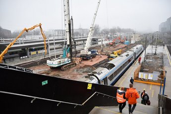 Pendolino przy peronie. Mobilni informatorzy. Maszyny pracujące obok pociągu_fot. Martyn Janduła