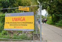 Baner zapowiadający zmiany w obsłudze podróznych na stacji Warszawa Zachodnia i ludzie podążający na stację, fot. Martyn Janduła