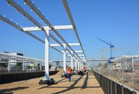 Przyszły nowy peron i konstrukcja wiaty, robotnicy_fot. Martyn Janduła