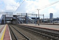 Widok na tory i dwa perony z kładką od ul. Andersa na stacji Warszawa Gdańska, fot. Martyn Janduła