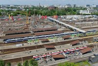 Przejeżdżające pociągi przez stację Warszawa Zachodnia. Widok z góry, fot. Paweł Mieszkowski