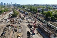 Widok na budowę nowych obiektów po zachodniej stronie stacji. Obok konstrukcji przejeżdża pociąg, fot. Artur Lewandowski