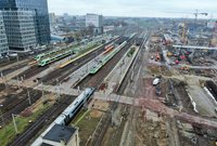 Widok z góry na stację Warszawa Zachodnia. Widoczne perony i pociągi, fot. Artur Lewandowski