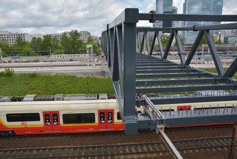 Konstrukcja kładki nad pociągiem SKM Warszawa, fot. Martyn Janduła