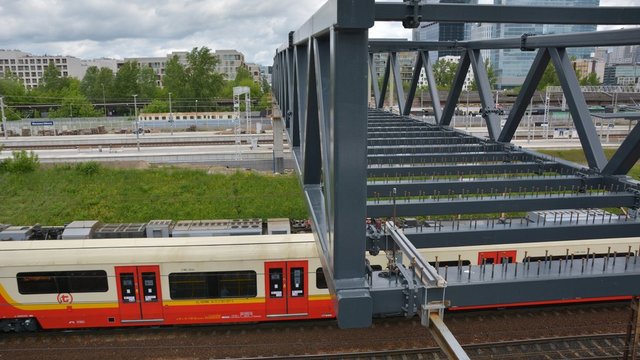 Konstrukcja kładki nad pociągiem SKM Warszawa, fot. Martyn Janduła