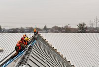 Pracownicy na dachu Warszawy Zachodniej. Montowanie elementów zadaszenia, fot. Martyn Janduła