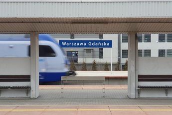 Stacja Warszawa Gdańska, wjazd pociągu PKP Intercity na peron, pociąg w ruchu, Autor: Karol Jakubowski