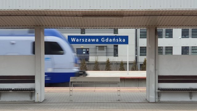 Stacja Warszawa Gdańska, wjazd pociągu PKP Intercity na peron, pociąg w ruchu, Autor: Karol Jakubowski