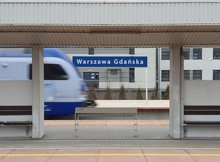 Stacja Warszawa Gdańska, wjazd pociągu PKP Intercity na peron, pociąg w ruchu, Autor: Karol Jakubowski