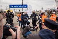 Wypowiadający się dyr. firmy Budimex na briefingu na stacji Warszawa Zachodnia, autor Łukasz Hachuła, 24.03.2021 r.