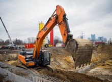 Pracująca koparka na stacji Warszawa Zachodnia, autor Łukasz Hachuła, 24.03.2021 r.