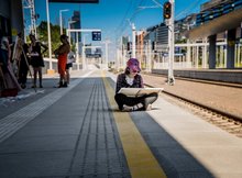 Ujęcie na uczestniczkę siedzącą na peronie i szkicującą prace, 11.06.2022 r., Źródło PKP PLK S.A. (2)