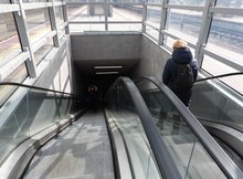 Podróżni korzystający ze schodów ruchomych na stacji Warszawa Gdańska, fot. Martyn Janduła