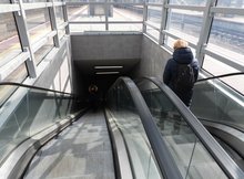 Podróżni korzystający ze schodów ruchomych na stacji Warszawa Gdańska, fot. Martyn Janduła