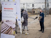 Wypowiadający się rzecznik prasowy PLK oraz dziennikarka na briefingu na stacji Warszawa Zachodnia, autor Łukasz Hachuła, 24.03.2021 r.