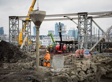 Robotnik zalewający betonową konstrukcję na stacji Warszawa Zachodnia, autor Łukasz Hachuła, 24.03.2021 r.