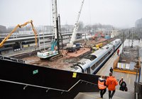 Pendolino przy peronie. Mobilni informatorzy. Maszyny pracujące obok pociągu_fot. Martyn Janduła