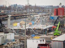 Widok na plac budowy na stacji Warszawa Zachodnia, pracownicy wykorzystują maszyny, w tle perony, fot. PLK