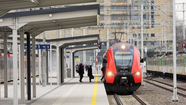 Stacja Warszawa Główna, tory, pociąg, perony. Autor: Martyn Janduła
