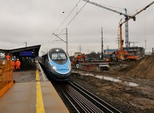 Pendolino przy peronie nr 5. Obok maszyny pracujące przy budowie