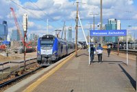 Pociąg PKP Intercity opuszczający peron nr 5 i podróżni przechodzący przez peron nr 5, fot. Martyn Janduła