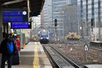 Pociąg PKP Intercity wjeżdżający w peron nr 5 na Warszawie Zachodniej. Na peronie czekający pasażerowie, fot. Martyn Janduła