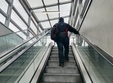 Warszawa Gdańska, peron, podróżni korzystają ze schodów ruchomych 