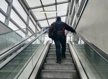 Warszawa Gdańska, peron, podróżni korzystają ze schodów ruchomych 