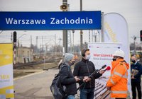 Wypowiadający się dyrektor projektu PLK i dziennikarze na briefingu na stacji Warszawa Zachodnia, autor Łukasz Hachuła, 24.03.2021 r.