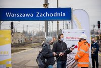 Wypowiadający się dyrektor projektu PLK i dziennikarze na briefingu na stacji Warszawa Zachodnia, autor Łukasz Hachuła, 24.03.2021 r.
