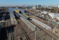 Widok z góry na trzy nowe perony z wiatą. W tle hala peronowa, fot. Andrzej Lewandowski
