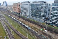 Widok z góry na Pendolino przejeżdżające obok miejsca prac. Maszyny_fot. Artur Lewandowski