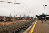 Widok z peronu nr 5 na pracujące maszyny przy rozbiórce peronu nr 6, fot. Martyn Janduła