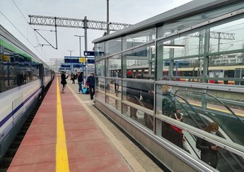 Warszawa Gdańska peron, pociąg, podróżni, schody ruchome