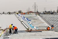 Pracownicy montują elementy dachu nad stacją, fot. Martyn Janduła