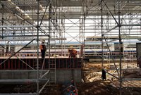 Pracownicy przy budowie nowego peronu, w tle pociąg, fot. Martyn Janduła