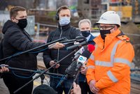 Wypowiadający się dyrektor projektu PLK i dziennikarze na briefingu na stacji Warszawa Zachodnia, autor Łukasz Hachuła, 24.03.2021 r.